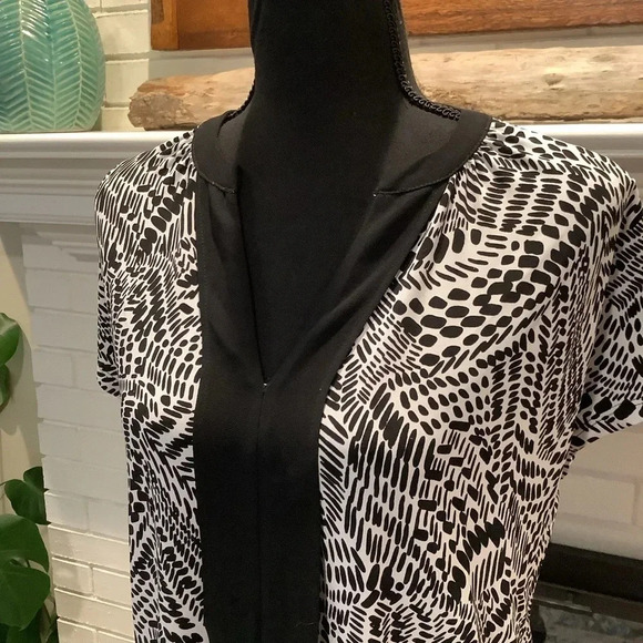 #21 Ellen Tracy Abstract Short Sleeve Blouse Size Small - Picture 3 of 10